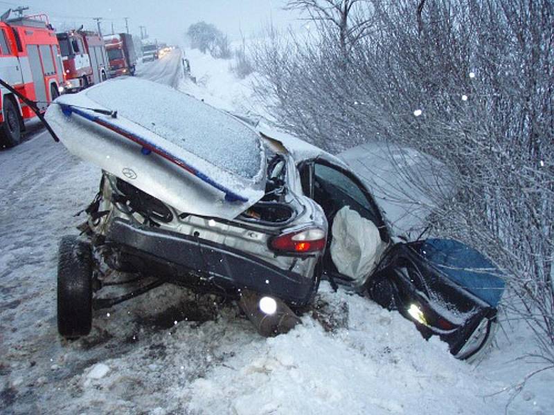 Při nehodě byl automobil Hyundai téměř rozlomen na dvě části, ale jeho řidič skončil jen s několika oděrkami.