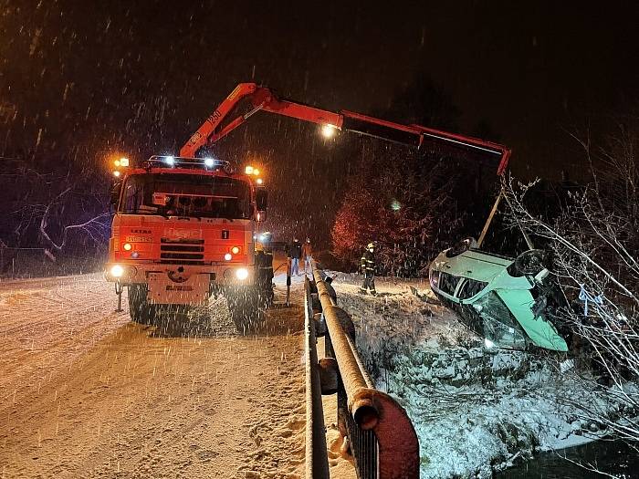 Noční akce hasičů. Vyprošťovali fabii z potoka.