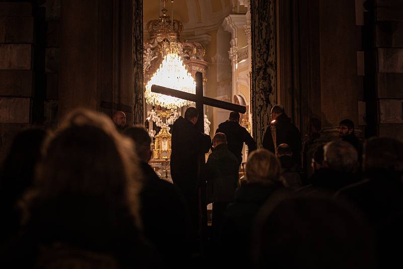 Večerní křížová cesta na Velký pátek 15. dubna 2022 ve Frýdku-Místku. Začátek cesty vedl od kostela sv. Jana a Pavla, zakončení bylo v bazilice Navštívení Panny Marie.