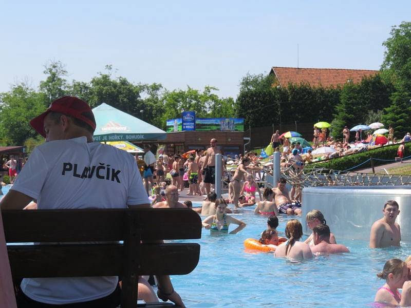 Slunečné počasí a tropické teploty zaplnily během víkendu frýdecko-místecký aquapark. Podle plavčíků se mohlo během dne ve venkovních bazénech vystřídat až pět tisíc lidí.