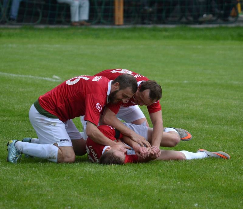 Duel mezi domácími Tošanovicemi (ve žlutém) a Lučinou skončil výhrou hostujícího celku v poměru 1:4.