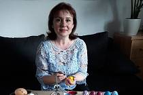 Viera Kvíčalová maluje kraslice odmalička. Věnuje se různým technikám zdobení a své dovednosti předává i dětem a zájemcům o zdobení kraslic voskem.