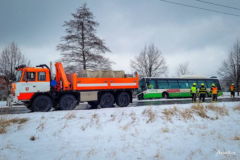 Vyprošťování autobusu v Lískovci, leden 2022.