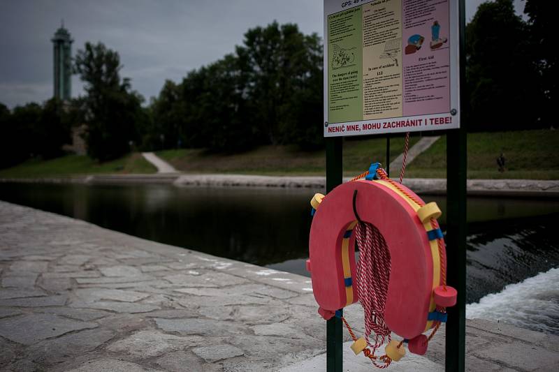 Záchranný kruh na břehu Ostravice v blízkosti splavu u Nové Radnice v Ostravě.