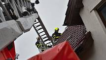 Zásah hasičů u požáru střechy rodinného domu ve Frýdku-Místku.
