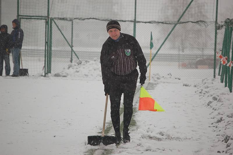 Mokrý sníh fotbalistům oběma celkům hodně ztěžoval hru. 