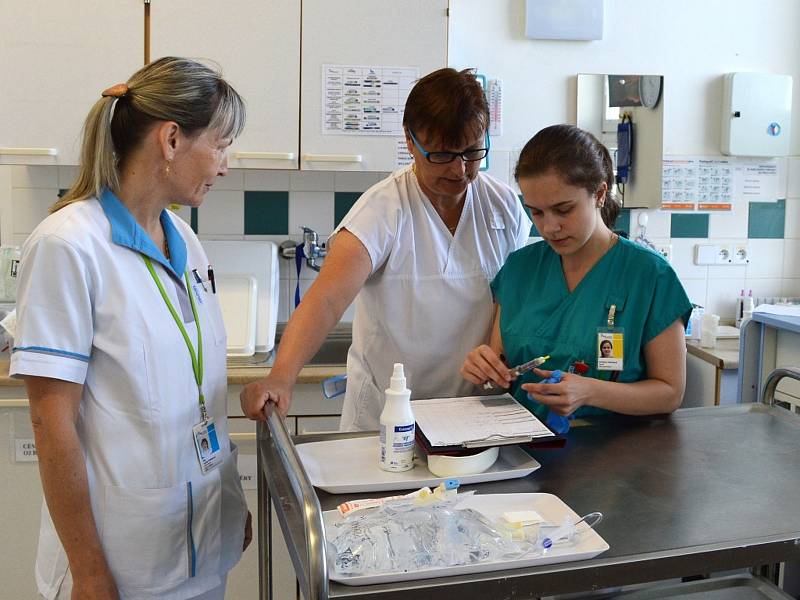 Studenti skládají praktickou maturitní zkoušku. Foto: archiv Nemocnice