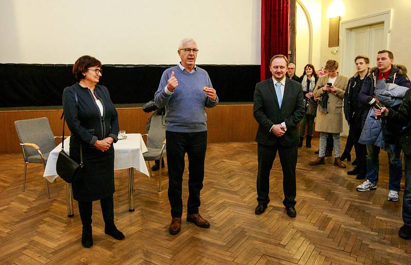 Kandidát na prezidenta ČR Jiří Drahoš se svou manželkou na návštěvě v rodném Jablunkově.