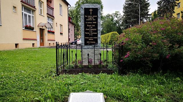 Obnovený pomník připomíná tragický výbuch granátu ve Frýdku-Místku.