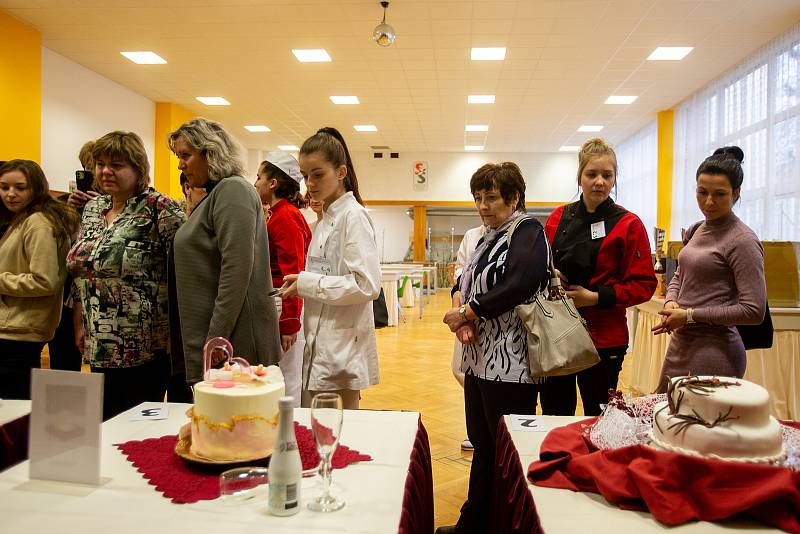 Střední škola gastronomie, oděvnictví a služeb uspořádala ve Frýdku-Místku 7. ročník celorepublikové soutěže cukrářů Podbeskydský ještěr.