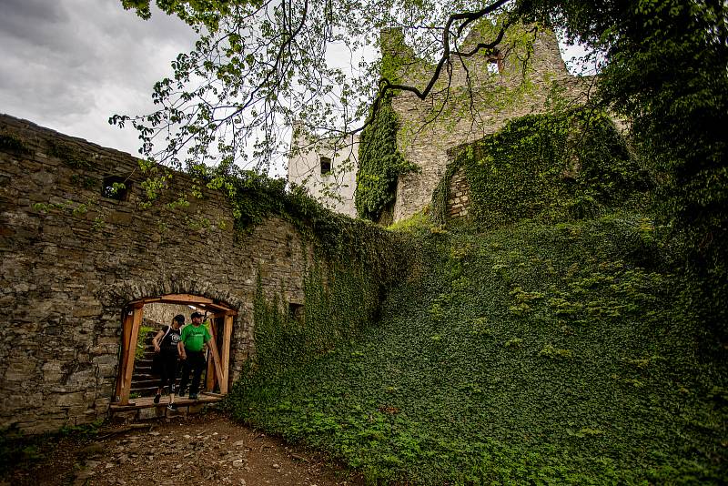 Pěkné počasí přilákalo do obory a na hrad Hukvaldy mnoho návštěvníků. Samotný hrad a jeho okolí využili i filmaři, kteří zde natáčeli historický film, 15. května 2021 Hukvaldy.