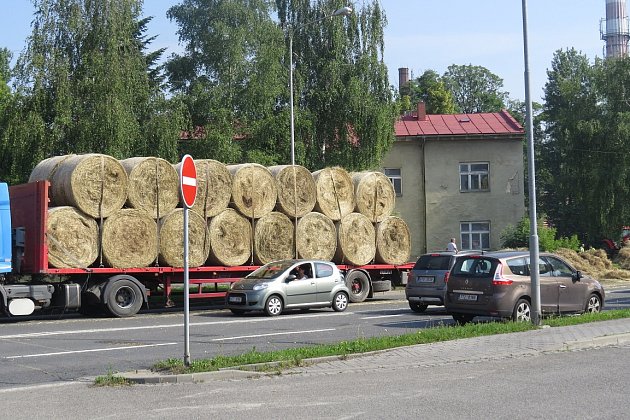 Rozsypané balíky slámy na silnici v centru Frýdku-Místku.