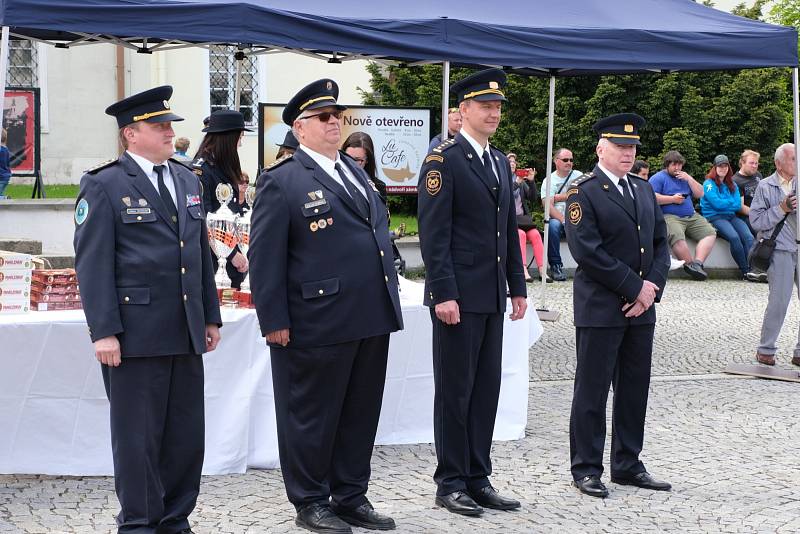 V sobotu 11. května se Zámecké náměstí ve Frýdku hemžilo hasiči.