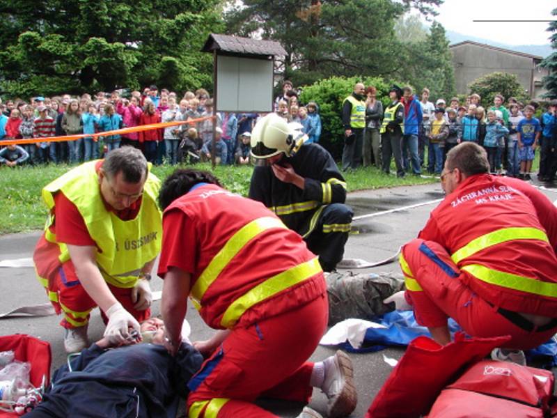 Cvičení hasičů motivované explozí kotelny v raškovické základní škole. 