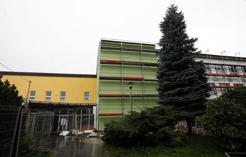V Základní škole v Raškovicích, kde zavražděná Denisa ještě před několika roky chodila, vzniklo pietní místo.