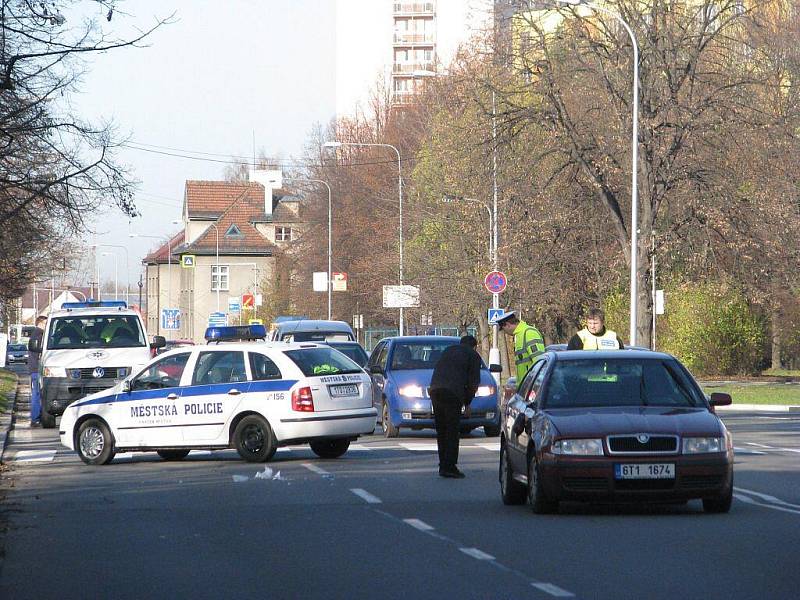 Snímek z nehody automobilu a chodkyně na Ostravské ulici ve Frýdku-Místku.