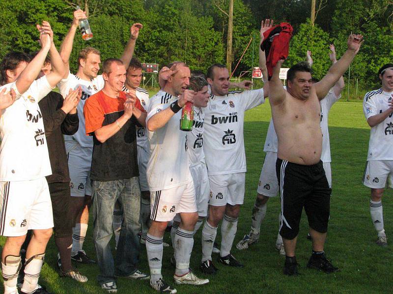 Fotbalisté Lískovce doma "pouze" remizovali s Krnovem 4:4, i tak ale ihned po utkání vypukly oslavy z 