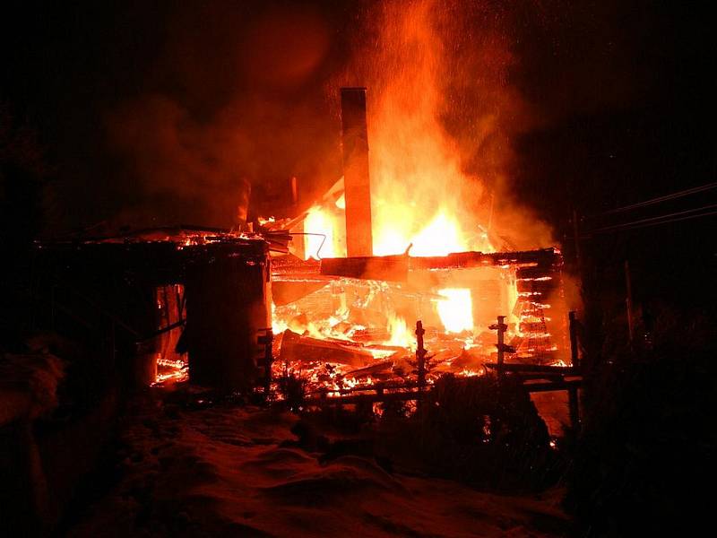 Ničivý požár zachvátil v úterý 17. ledna kolem půl třetí ráno chatu v Dolní Lomné.