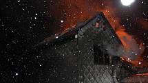 Ničivý požár zachvátil v úterý 17. ledna kolem půl třetí ráno chatu v Dolní Lomné.