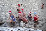 Štědrodenní plavání otužilců v řece Ostravici, 24. prosince 2022, Frýdek-Místek.