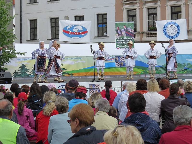 21. ročník Mezinárodního folklorního festivalu CIOFF/IOV ve Frýdku-Místku. Na snímku sobotní dění na místeckém náměstí Svobody.