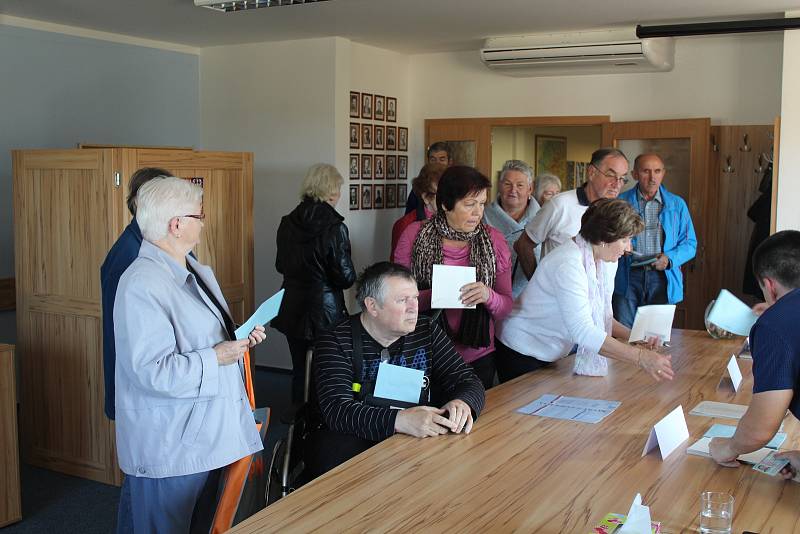 Volby 2018 na Frýdecko-Místecku. Snímky z volebních místností obcí Dolní Lomná, Hrádek a Vendryně