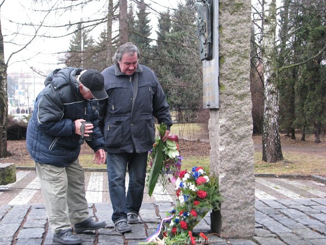 U památníku 8. pěšího pluku se každoročně koná pietní akce.