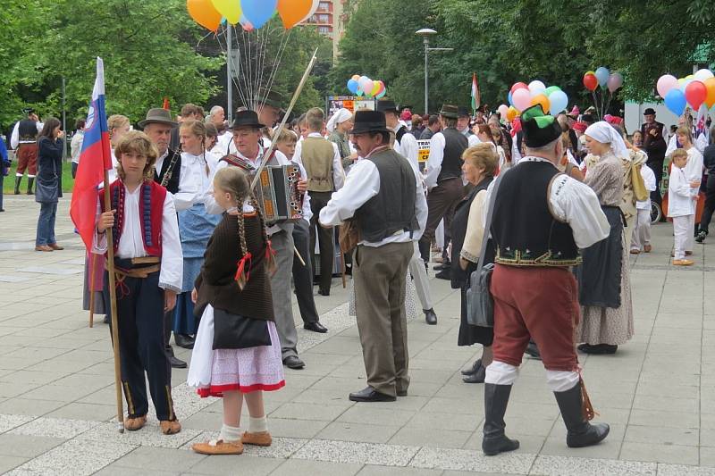 Jubilejní dvacátý ročník mezinárodního folklorního festivalu ve Frýdku-Místku.