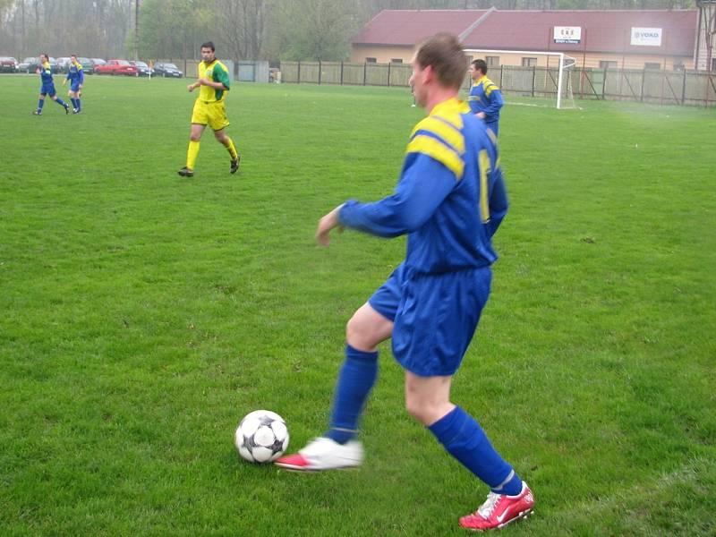 Víkendový fotbalový zápas Hnojník versus Horní Bludovice.
