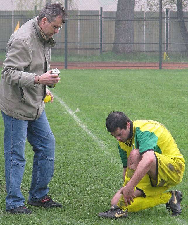 Víkendový fotbalový zápas Hnojník versus Horní Bludovice.