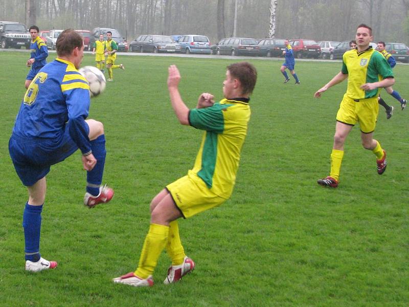 Víkendový fotbalový zápas Hnojník versus Horní Bludovice.