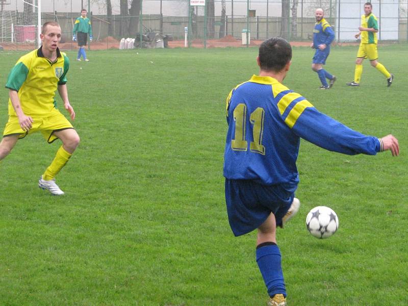 Víkendový fotbalový zápas Hnojník versus Horní Bludovice.