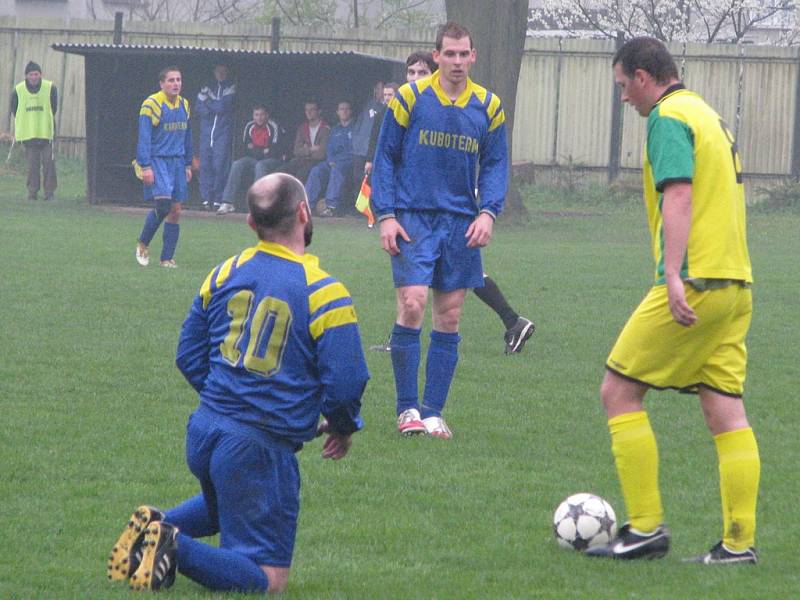 Víkendový fotbalový zápas Hnojník versus Horní Bludovice.