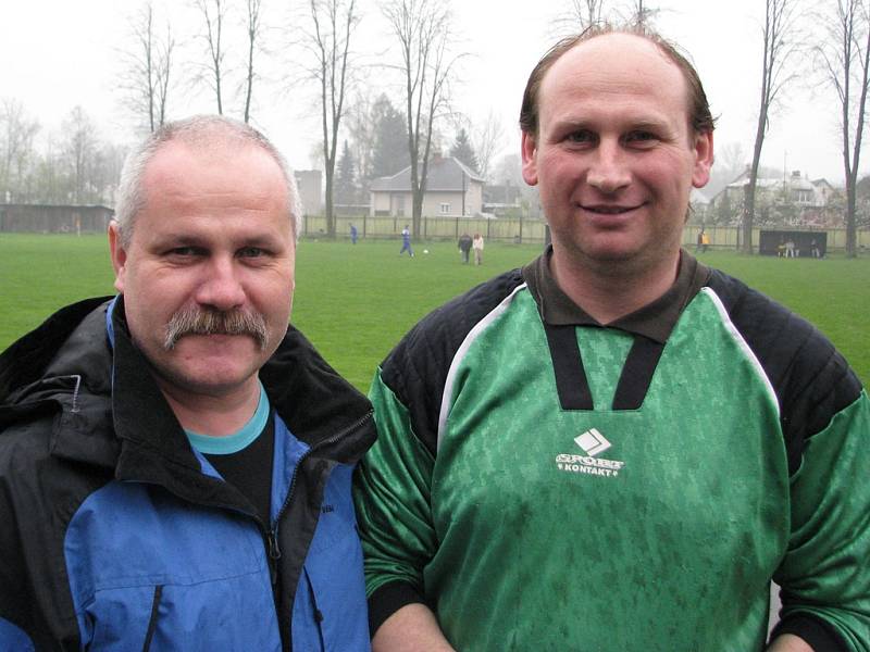 Brankář Hnojníku Vladislav Pielesz – vítěz 3. kola Tip ligy (vpravo) s bývalým trenérem hnojnických žáčků Bronislavem Farnym.