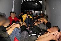 Nelegální migranti ze Sýrie zadržení 19. září 2023 na hraničním přechodu Bumbálka.