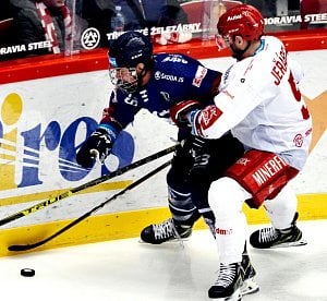 Plzeňský dorostenec Adam Jiříček (vlevo) bojuje o puk se zkušeným Jakubem Jeřábkem z týmu Třince při své premiéře v extralize mužů.