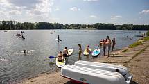 Lidé tráví slunečnou neděli u Žermanické přehrady, 15. srpna 2021 v Soběšovicích.