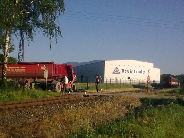 Nehoda nákladního automobilu s osobním vlakem mezi Ostravicí a Pržnem. 