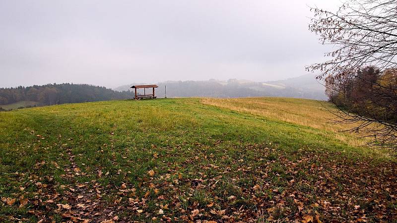 Kozlovická hora je nejvyšší z pěti vrcholů malebného pohoří mezi obcemi Palkovice, Myslík, Lhotka a Metylovice.