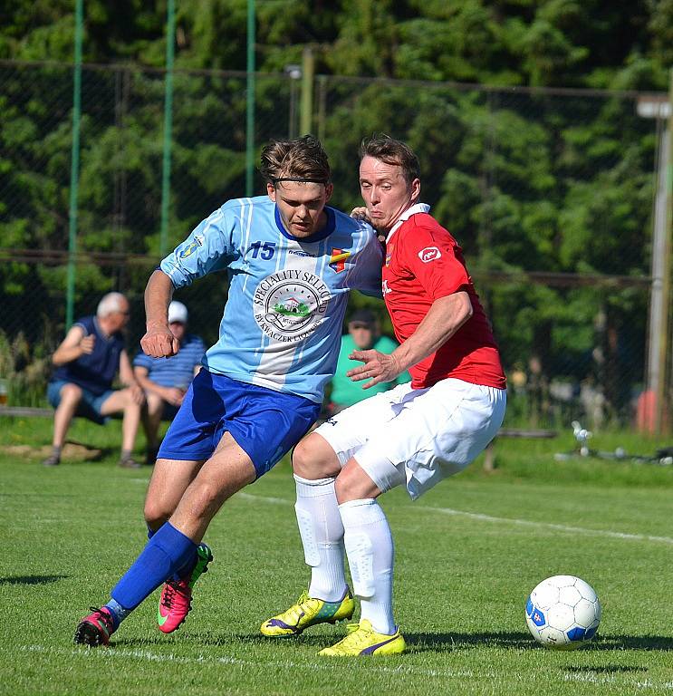 V derby mezi domácí Lučinou a hosty z Dobré se z vítězství 1:0 nakonec radovali hráči v modrých dresech.