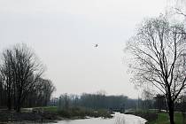 Policejní vrulník s termovizí se ve čtvrtek 9. dubna před polednem zapojil do prohledání řeky Ostravice ve Frýdku-Místku, ve které se měl údajně utopit neznámý muž.