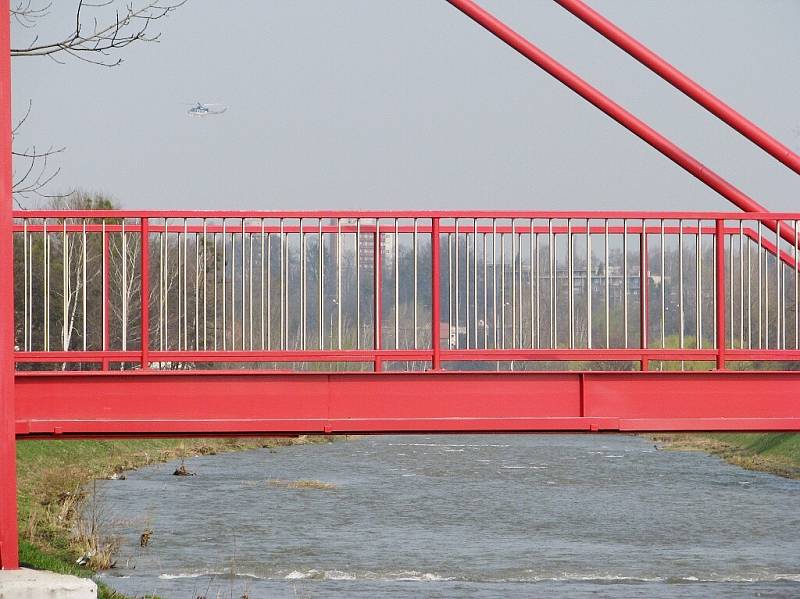 Policejní vrulník s termovizí se ve čtvrtek 9. dubna před polednem zapojil do prohledání řeky Ostravice ve Frýdku-Místku, ve které se měl údajně utopit neznámý muž.