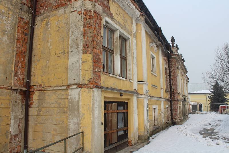 Zpustlá část zámeckého areálu v Paskově se promění v seniorské bydlení.