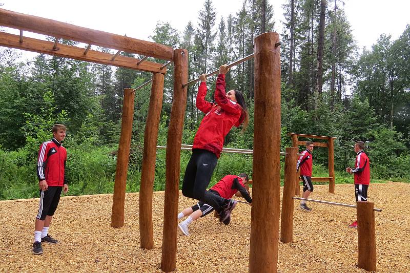 Třinecký lesopark má nové lákadlo - lesní posilovnu.