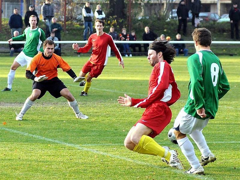 V derby byli úspěšnější fotbalisté Frýdlantu (červené dresy).