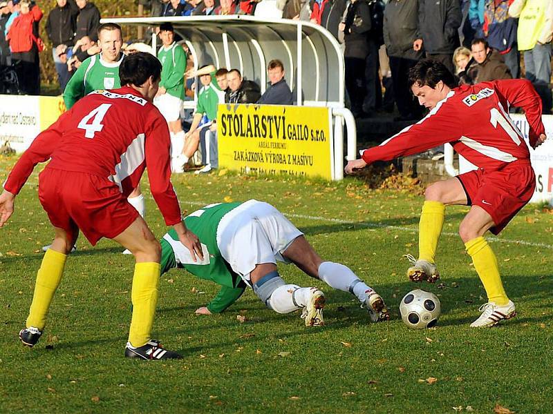 V derby byli úspěšnější fotbalisté Frýdlantu (červené dresy).