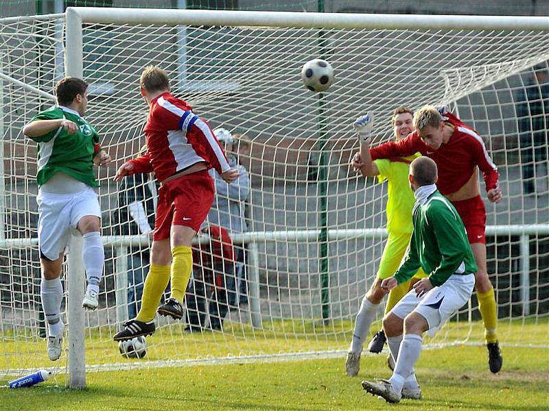 V derby byli úspěšnější fotbalisté Frýdlantu (červené dresy).