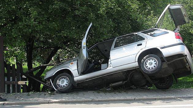 Řidič osobního automobilu v pondělí 27. června kolem půl třetí odpoledne nezvládl řízení a havaroval na Bruzovské ulici ve Frýdku-Místku.