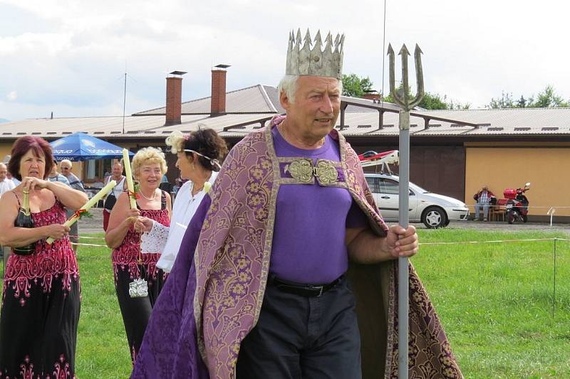 Jan Jendřejas postavil společně se svým synem Liborem jednomístné letadlo, které na místeckém letišti Bahno pokřtil.