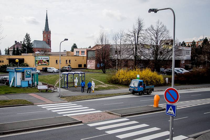 Technické služby ve Frýdku-Místku dezinfikují zastávky a lavičky, 31. března 2020 ve Frýdku-Místku.